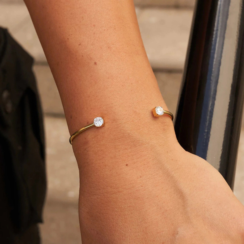 Pulsera abierta de oro de 14 quilates con piedras redondas para hombre.-2