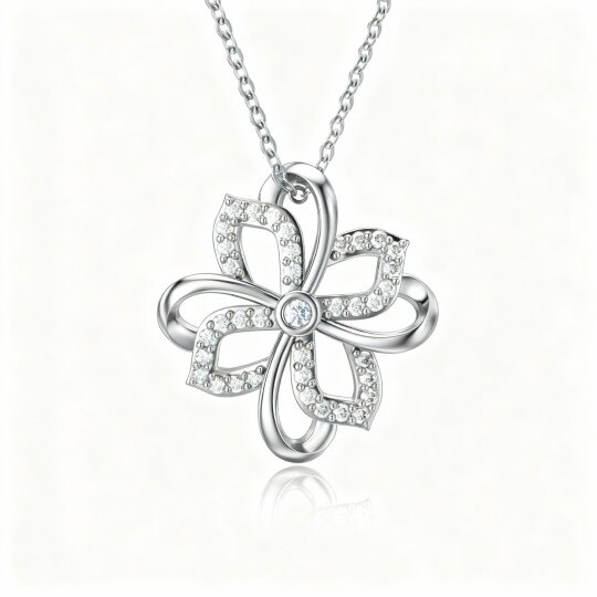 Collar con colgante de trébol de cuatro hojas de oro blanco de 10 quilates y moissanita