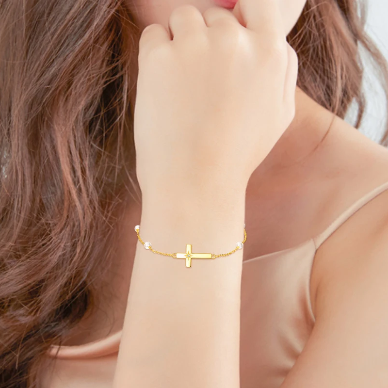 Armband mit Kreuzanhänger aus 10-karätigem Gold, Moissanit und Perle-2