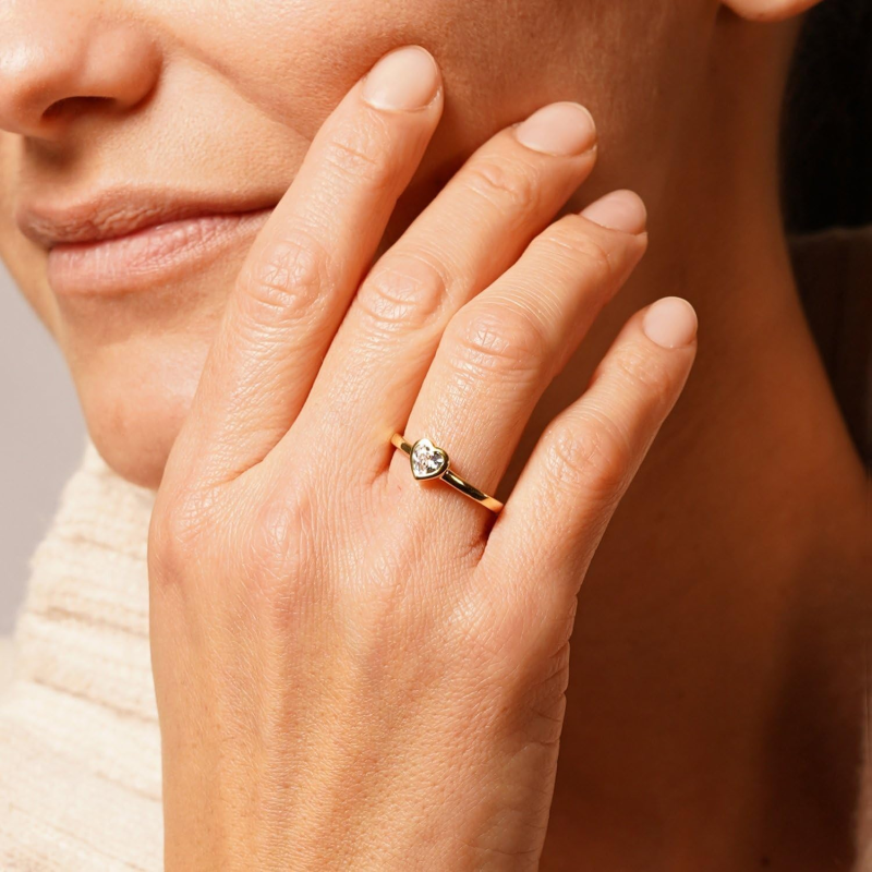 Bague en or blanc 10 carats avec moissanite, gravure personnalisée et motif cœur-2
