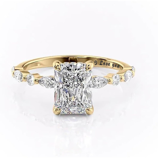 Anillo de plata de ley con moissanita chapada en oro amarillo y grabado personalizado