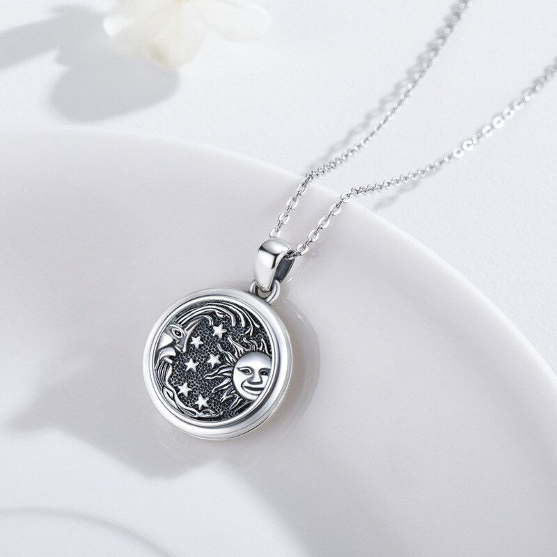 Collar con medallón personalizado de plata de ley con luna, estrella y sol.-3
