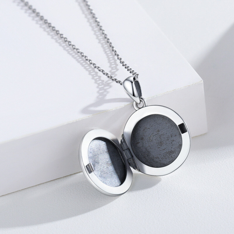 Collar con medallón personalizado de plata de ley con luna, estrella y sol.-4