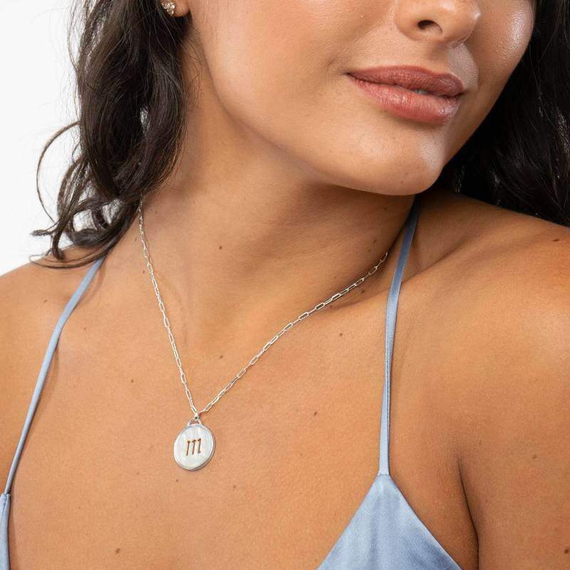 Collar con colgante de inicial personalizada en oro blanco de 9 quilates y nácar para mujer-2
