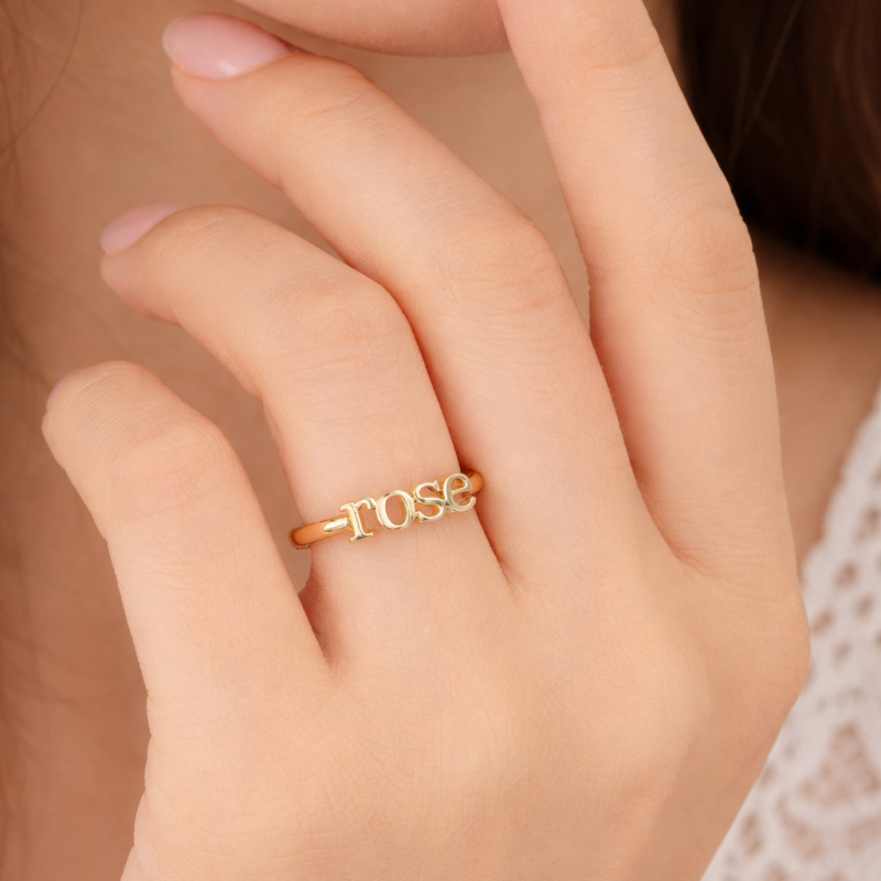 Anillo clásico personalizado con inicial del nombre en oro de 10 quilates-2