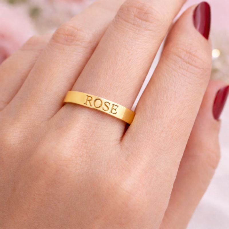 Anillo clásico personalizado con nombre e inicial de oro blanco de 10 quilates sin piedras.-2