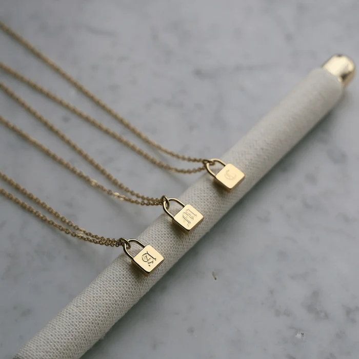 Collar con inicial personalizada de oro blanco de 10 quilates sin piedras y candado.-5