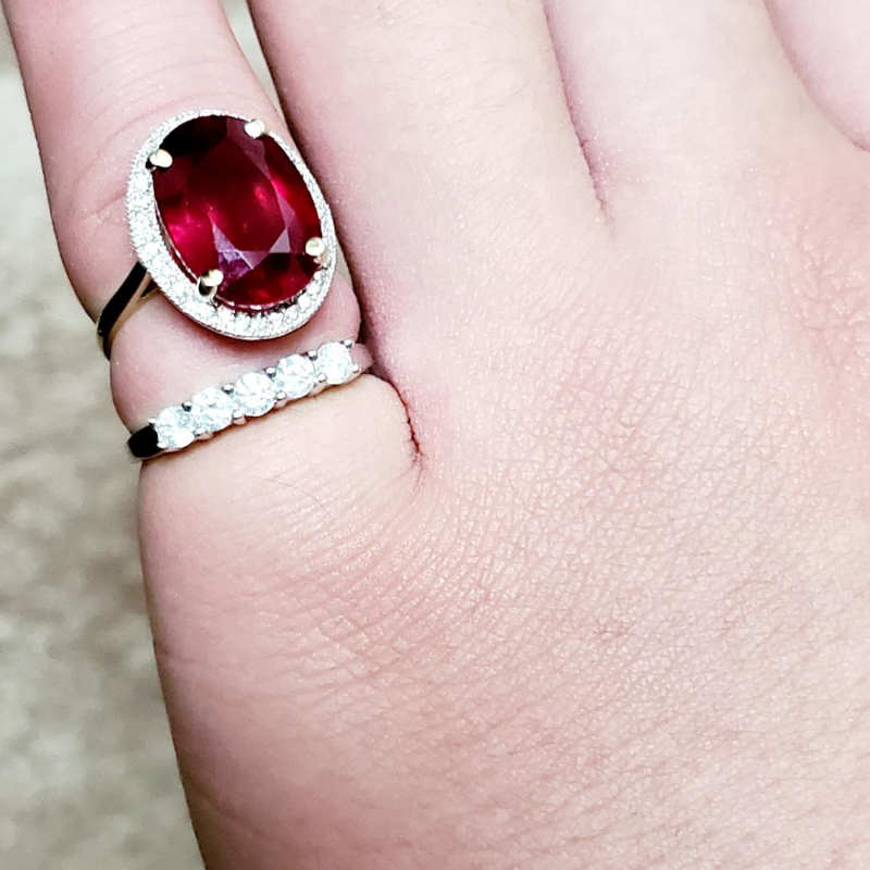 Maßgefertigter Ring aus 14-karätigem Weißgold mit ovalem Schliff-3
