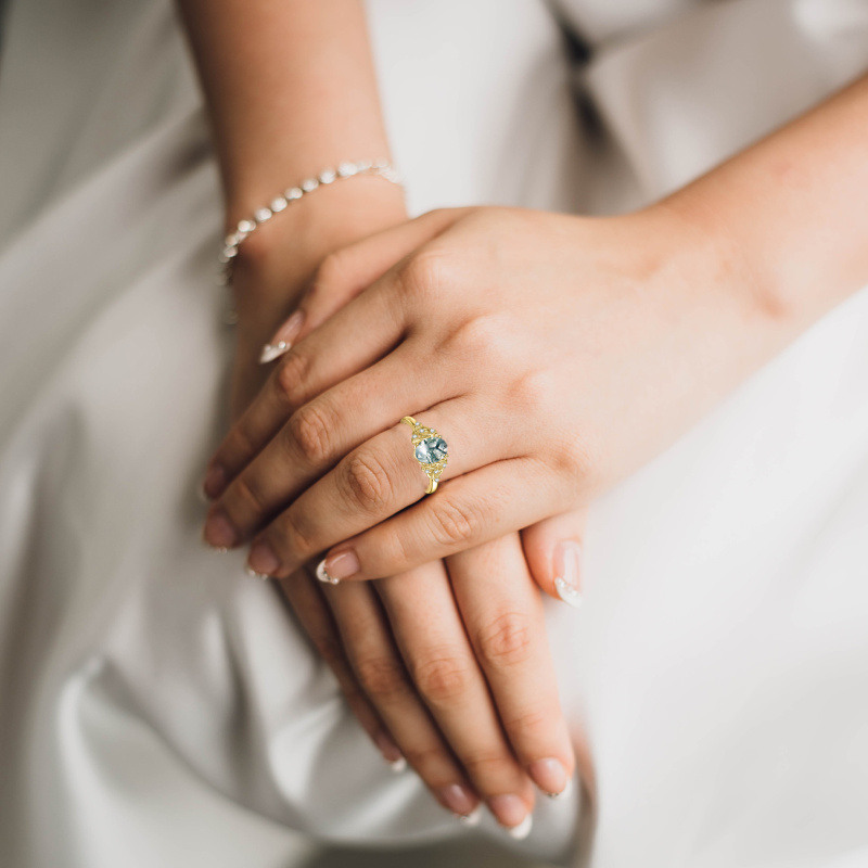 14-karätiger Goldring mit ovalem Moosachat, personalisierter Gravur und keltischem Knoten-2