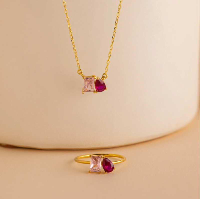 Anillo de aniversario personalizado de oro de 10 quilates con gema de nacimiento de laboratorio talla pera y esmeralda de 2 a 10 quilates.-3