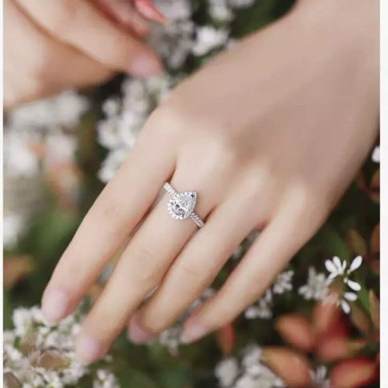 Anillo de compromiso con moissanita en forma de pera de oro blanco de 10 quilates con grabado personalizado-2