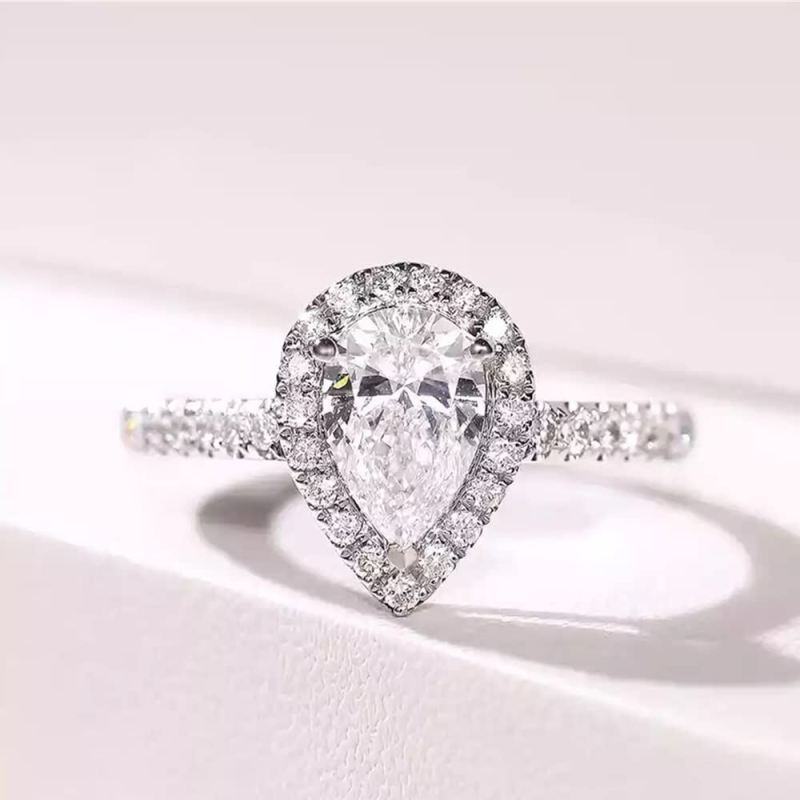 Anillo de compromiso con moissanita en forma de pera de oro blanco de 10 quilates con grabado personalizado-3