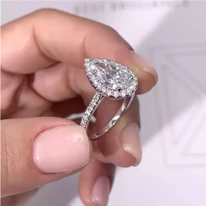 Anillo de compromiso con moissanita en forma de pera de oro blanco de 10 quilates con grabado personalizado-4