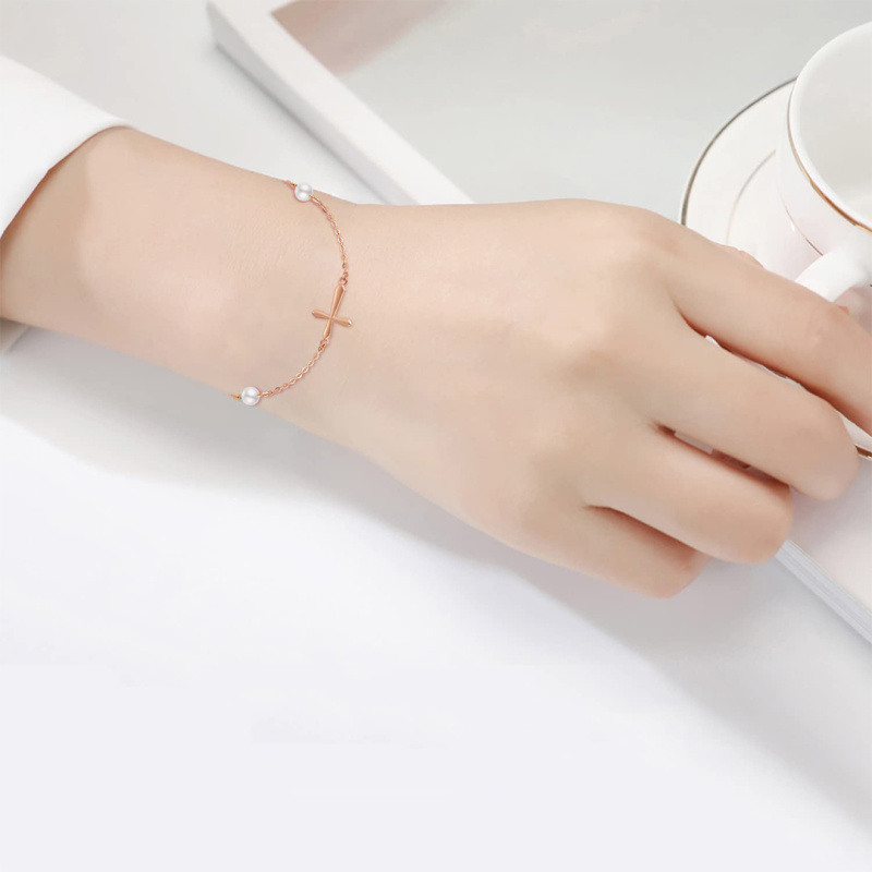 Pulsera con dije de cruz de perlas en oro rosa de 18 quilates-2