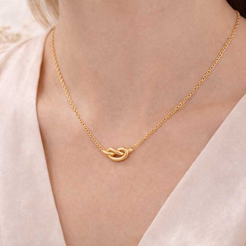 Collar con colgante de nudo de oro de 10 quilates-2