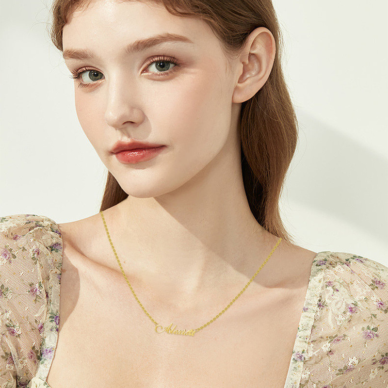 Collar con colgante clásico personalizado con nombre en oro de 10 quilates-2
