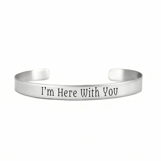 Pulsera rígida grabada personalizada en oro blanco de 10 quilates para hombre