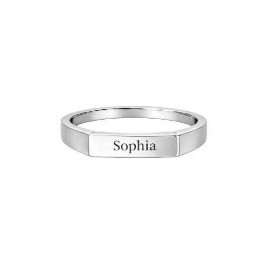 Gepersonaliseerde ring van 10 karaats witgoud met gravure en initialen.