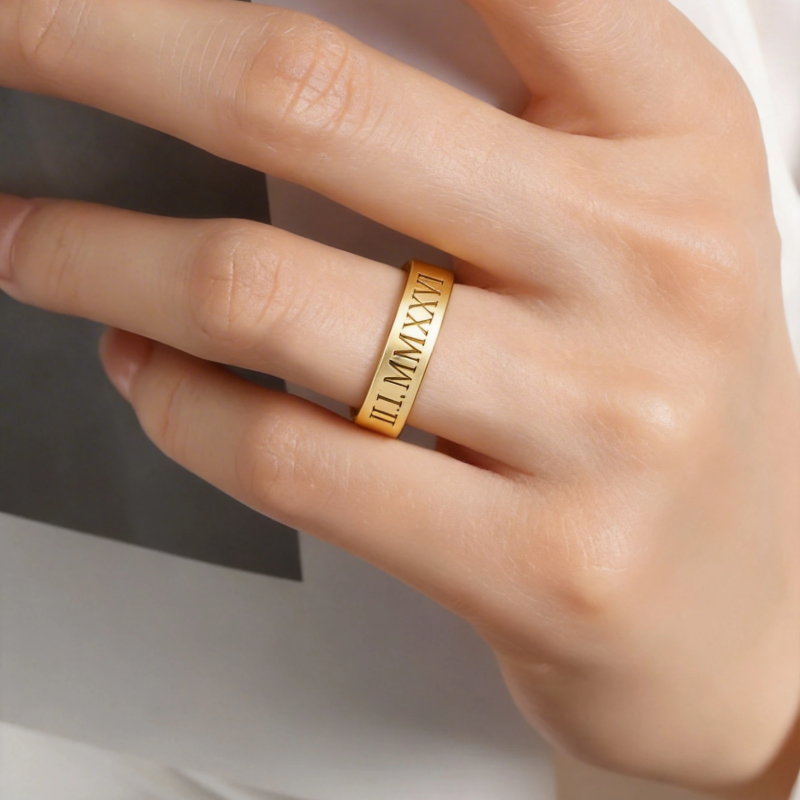 Anillo de oro blanco de 10 quilates con grabado personalizado y números romanos.-2