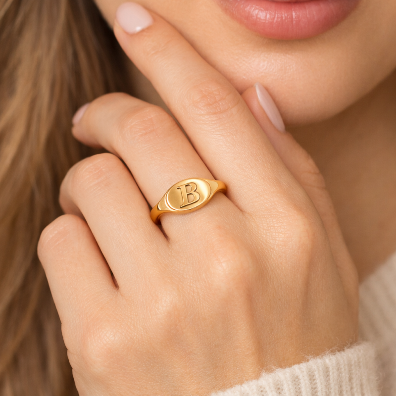 Anillo con inicial personalizada de platino con baño de oro blanco-2