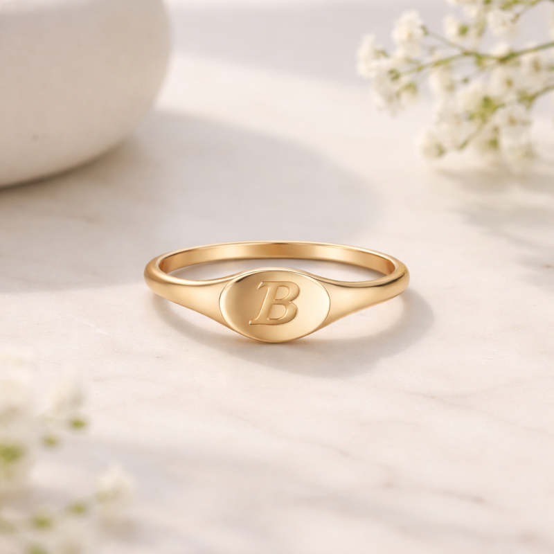 Anillo con inicial personalizada de platino con baño de oro blanco-3