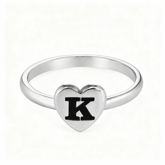 Anillo personalizado con inicial en oro blanco de 9 quilates