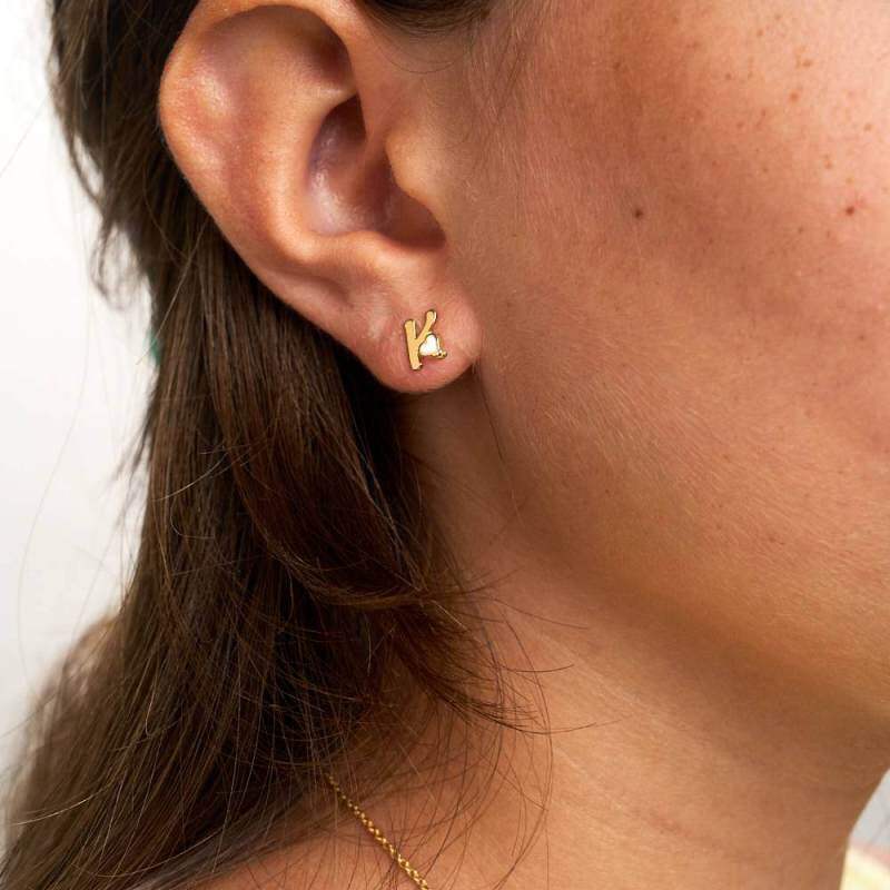 Boucles d'oreilles puces personnalisées en or 9 carats avec initiale pour femmes-2