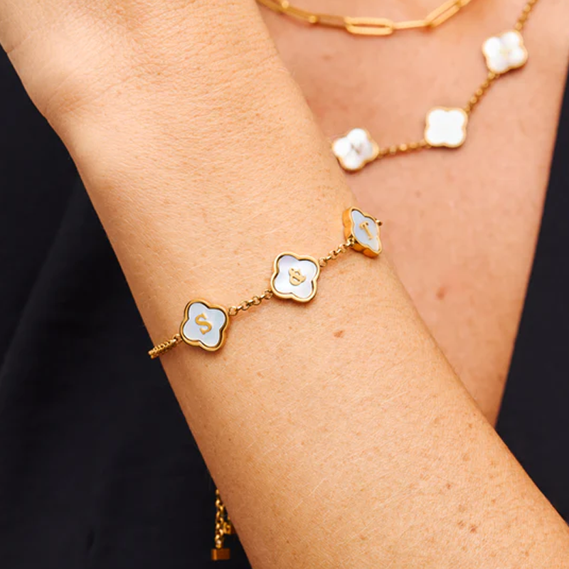 Personalisiertes Armband mit Initialen und Blumenanhängern aus 10-karätigem Gold für Damen-3