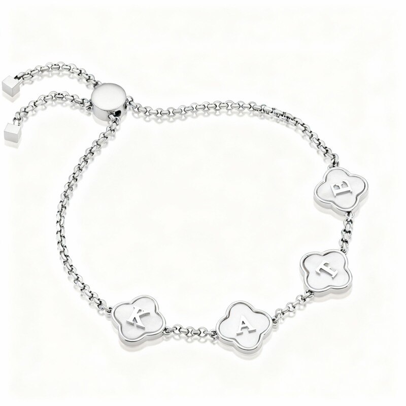 Armband aus 10-karätigem Weißgold mit personalisiertem Initialbuchstaben und Wildblumen-Anhänger-19