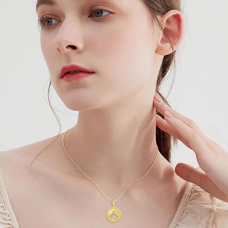 Collar redondo con nudo espiral celta de oso polar de oro de 10 quilates para mujer-2