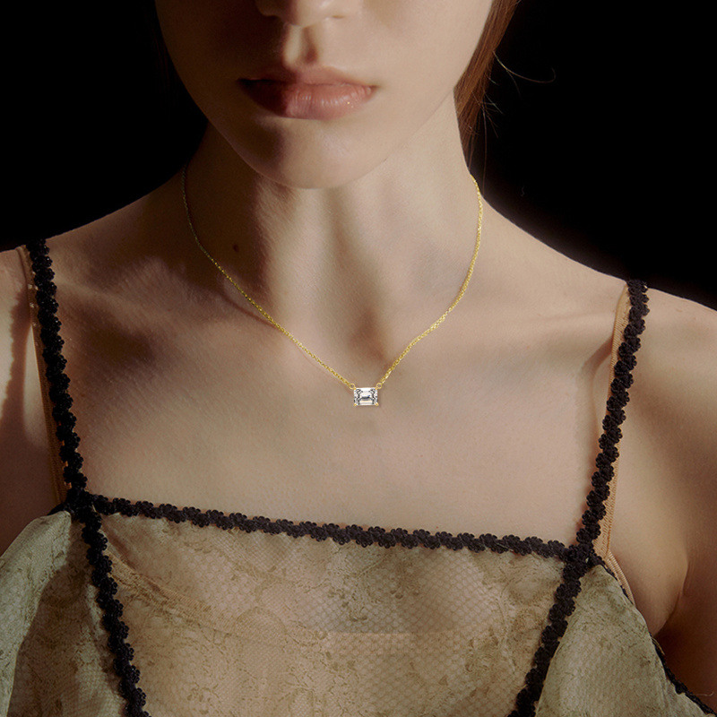 Collar con colgante de moissanita talla princesa en oro rosa de 18 quilates-2