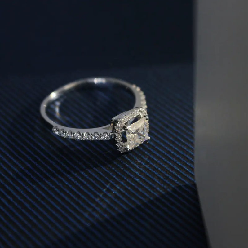 Pierścionek zaręczynowy z moissanitem w kształcie księżniczki z białego złota 18K z grawerunkiem-5