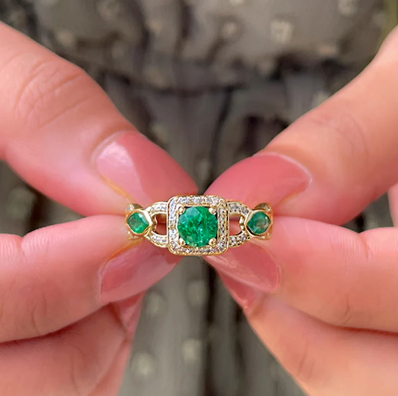 Vintage-Verlobungsring aus 10-karätigem Gold mit 0,8 ct. Gesamtgewicht, strahlend geschliffenem Smaragd und Diamanten-2
