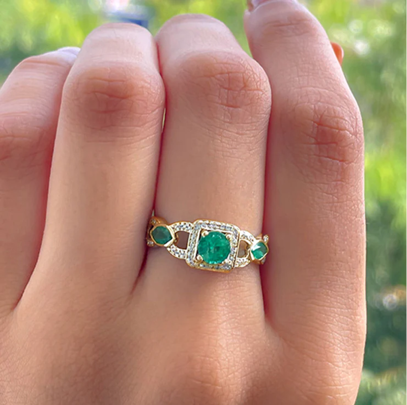 Vintage-Verlobungsring aus 10-karätigem Gold mit 0,8 ct. Gesamtgewicht, strahlend geschliffenem Smaragd und Diamanten-3