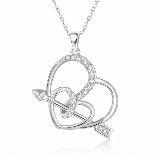 Collar con colgante de flecha y corazón de circonita cúbica de corte redondo en oro blanco de 10 quilates