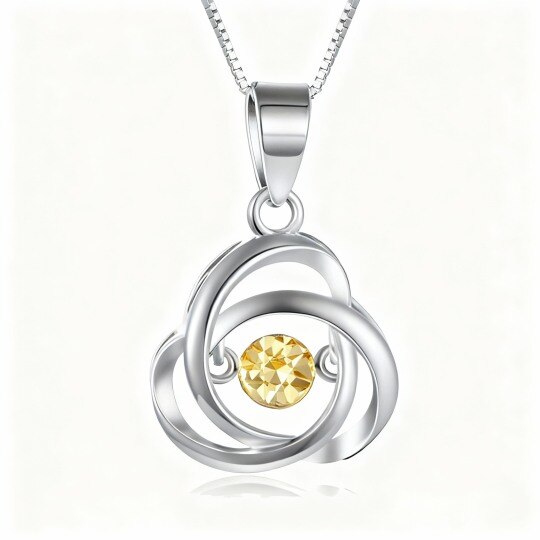 Halskette mit Anhänger in Form eines keltischen Knotens aus 10-karätigem Weißgold mit rundem Zirkonia.