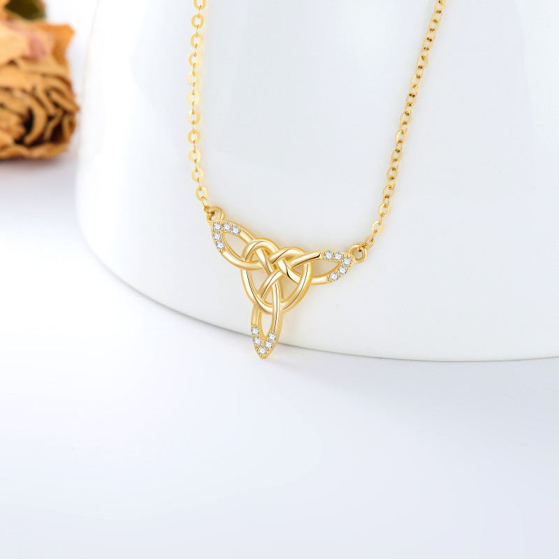 Collar con colgante de nudo celta circular de oro de 18 quilates y circonitas cúbicas-3