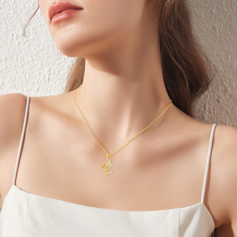 Collar con colgante de corazón circular de circonita cúbica en oro de 14 quilates-2