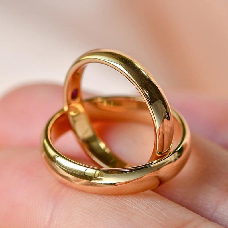 Anillos de pareja personalizados con grabado de piedra natal en oro rosa de 18 quilates con circonitas cúbicas-7