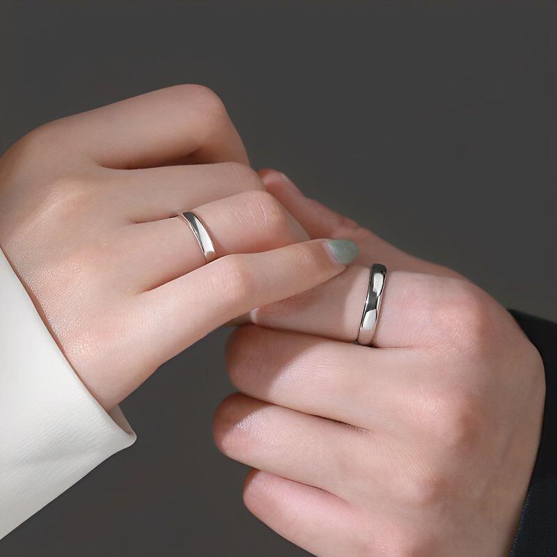 Anillos de pareja personalizados con grabado de piedra natal en oro rosa de 18 quilates con circonitas cúbicas-9