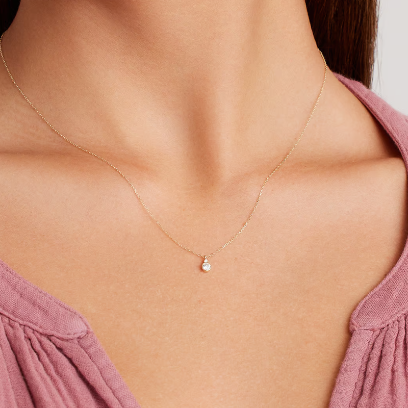Collar con colgante redondo personalizado de piedra natal y circonita cúbica de corte redondo en oro blanco de 10 quilates-2