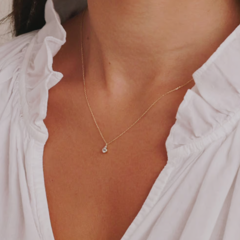 Collar con colgante redondo personalizado de piedra natal y circonita cúbica de corte redondo en oro blanco de 10 quilates-3