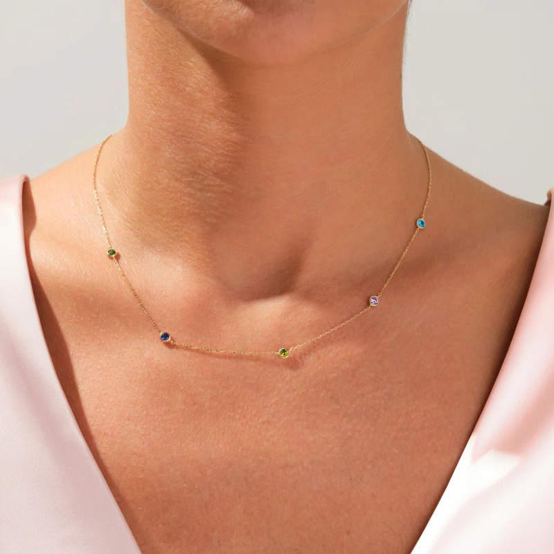 Collier pendentif personnalisé en or blanc 10 carats avec zircon cubique taille ronde et pierre de naissance, symbole des sœurs.-3
