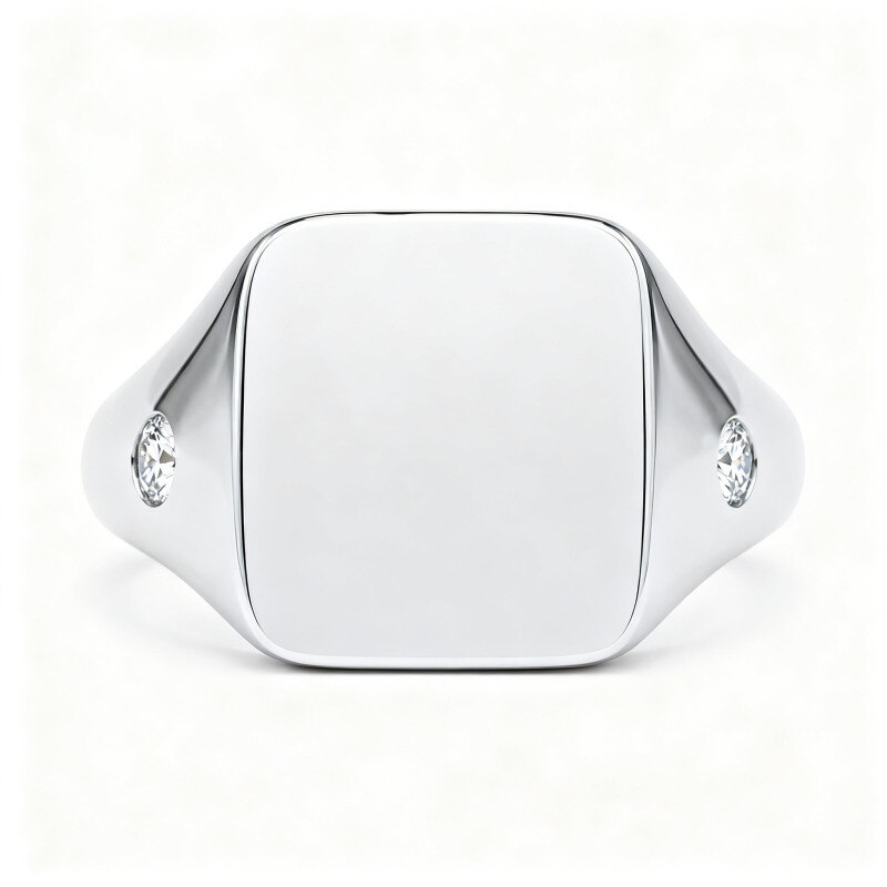 Bague chevalière pour homme en or blanc 14 carats, sertie d'un diamant rond de laboratoire et gravée en profondeur avec un blason familial personnalisé.-1