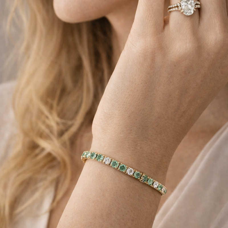 Pulsera de tenis de plata de ley con baño de oro amarillo, moissanita de talla redonda y esmeralda artificial.-3