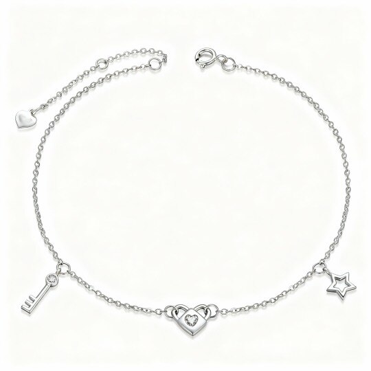 Pulsera de oro blanco de 10 quilates con dije de corazón, llave, candado y estrella de moissanita de talla redonda.