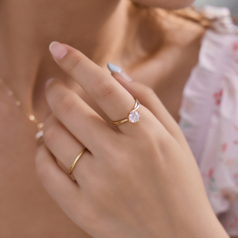Anillo de compromiso solitario de moissanita de talla redonda en oro rosa de 10 quilates-2