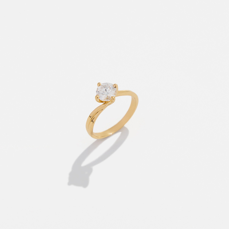 Anillo de compromiso solitario de moissanita de talla redonda en oro rosa de 10 quilates-4