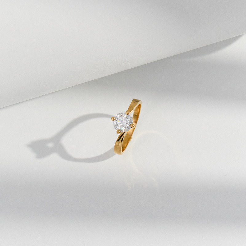 Anillo de compromiso solitario de moissanita de talla redonda en oro rosa de 10 quilates-5
