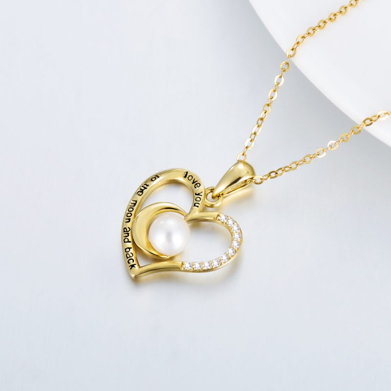 Collar con colgante de corazón y luna de perla redonda tallada en oro blanco de 18 quilates con palabra grabada-4